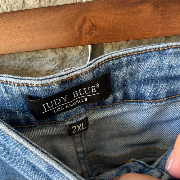 Judy Blue Medium Wash Distressed Cuffed Denim Shorts Size 2XL - Picture 4 of 6